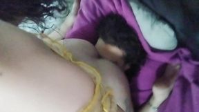 madre despierta a su hijastro con una buena sentada de cara