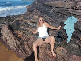 Le pido a mi pareja que me folle a lo perrito mirando al mar