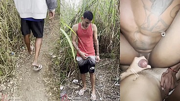 novinho dotado acha um negão na trilha e leva ele pra casa e arromba o cuzinho dele sem pena