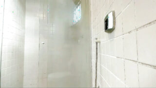 Des gays amateurs aux fesses rebondies se font sodomiser dans une vidéo fétichiste de douche amateur torride