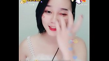 Em g&aacute_i t&oacute_c ngắn xinh xắn tr&ecirc_n Uplive