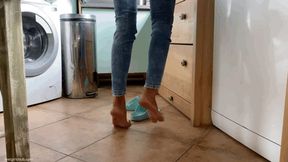 KIRA COOKING IN HER BIRKENSTOCK SLIPPERS - MOV Mobile Version