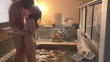 フルver.【個人撮影】初温泉旅行夜にお洒落な露天風呂でイチャイチャから濃厚生ハメSEX立ちバックで激しく突く..Japanese amateur hentai