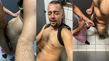 Peguei o dotado que estava no trem no banheiro da estação, depois de me foder, levei 8 jatos de porra na boca.