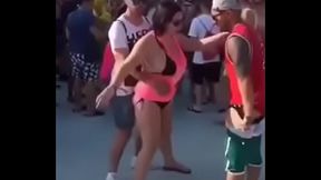 Sendo sarrada por tr&aacute_s e mamando o gostoso no centro de Divinopolis ao meio dia