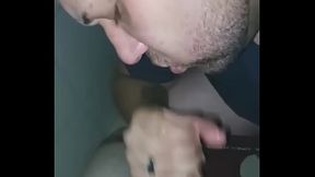 Ursinho chupou meu pau tatuado no banheiro abandonado