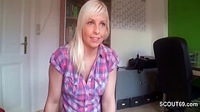 Sie Erwischt Ihn Beim Wichsen Und Hilf Mit Einem Handjob