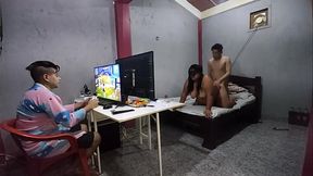 Mi esposo el cornudo siempre invita a su mejor amigo para que juegen ala consola mientras el esta jugando no se da cuenta como me esta follando su mejor amigo me encanta que me folle bien duro y me de toda esa leche calentica