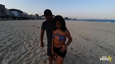 Novinha Lunna Real encontra na Praia de copacabama Coroa tarado e leva pra foder em casa ...