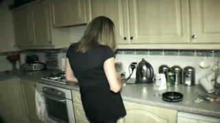 Hardcore-Film einer Amateur-Ehefrau, einer britischen Hausfrau, einem MILF-Mädchen mit Brille, das in den Arsch gefickt wird