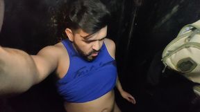sexo em uma cabine de video sem camisinha e com tesao.