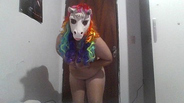 Dançando gostoso para você e mostrando minha buceta virgem