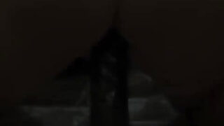 Close-up de uma amadora britânica sozinha usando um vibrador de dildo enorme em seu cu apertado.