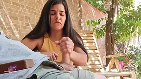 Mi Hijastro Saca Su Polla En El Jardin, Se Excita Mirandome Y Mostrando Su Ereccion A Las Vecinas