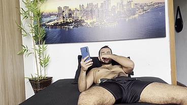 Acordei com tesão e não tinha o marido por perto, gozei gostoso assistindo pornô de machos