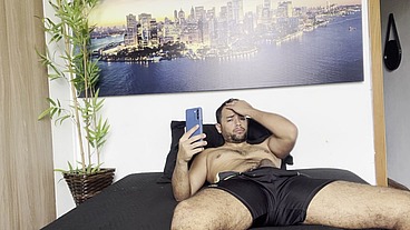 Acordei com tesão e não tinha o marido por perto, gozei gostoso assistindo pornô de machos