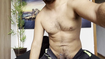 Acordei com tesão e não tinha o marido por perto, gozei gostoso assistindo pornô de machos