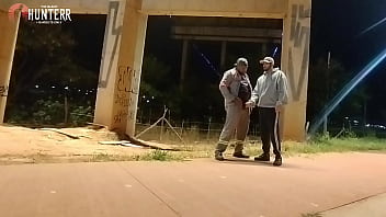 Motoqueiro v&ecirc_ Trabalhador mijando volta e oferece uma mamada