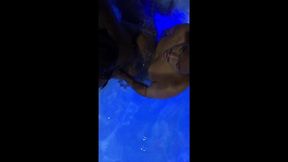 cordinha safada chupou 2 caras na piscina e depos entrou na pica dos marmanjos