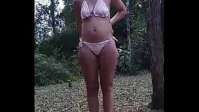 Hottie flaunting herself in the park