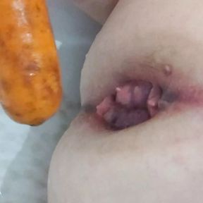 I&#039;m fucking my hole with a carrot