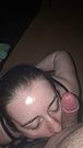 Elle aime avale en gorge profonde
