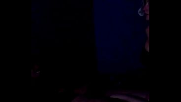 Culiando con el vecino de al lado mientras el cornudo esta en la sala pasado de copas.