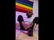 Femboy pies haciendo un footjob a dildo :3