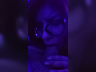 Se la pongo bien dura a puras chupaditas