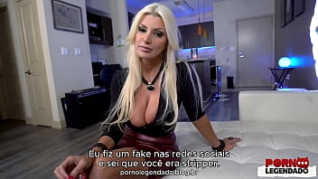 Legendado enteado descobriu que madrasta era stripper e ofereceu dinheiro para receber uma dan&ccedil_a sensual
