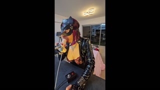 Sissy lola latex noir et masque sexy de chat se fait baiser la bouche par sa sex machine en gorge profonde