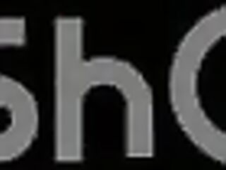 Large butt thunder rolls in wild debut