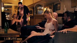 Blondýnka s velkými prsy Anissa Kate, Anna Polina, Kimber Delice a Lucy Heart jsou přibité v drsném análním gangbangu