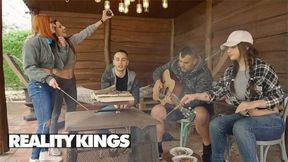 Hot Porn - Raul Costa Bringt Mina Von D dazu, ihm zu folgen, damit er ihre Muschi hinter dem Baum ficken kann