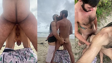 Praia com os amigos e muita rola no cu ao ar livre.