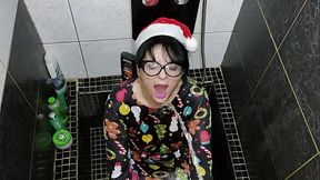 Pissing in my slut girlfriend'_s mouth