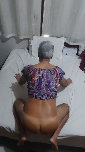 Naked ladysilva in bed showing off her tanned ass with a sexy mark to her fans on live