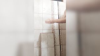 Hacía demasiado calor y terminé viniendome
