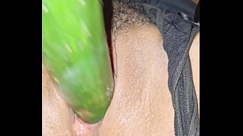 Morena amadora fode sua suculenta boceta com peladinha com pepino grande pepino