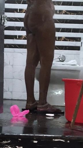 Desi bhabhi nahati huye kitni achi lagti hai