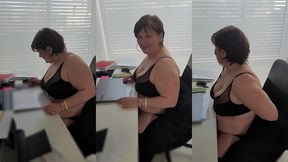 j aime travailler en petite tenue au bureau et ce n est pas pour deplaire a ...