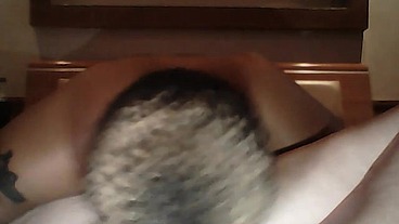 Olha essa gordelicia chupando tudo e tendo um orgasmo quando e chupada
