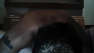 Olha essa gordelicia chupando tudo e tendo um orgasmo quando e chupada