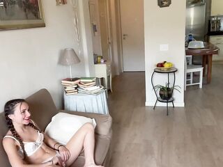 Gli zii aiutano la piccola Ada Paradiso a fare i compiti e la scopano Christian Clay