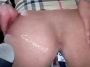 Metiéndome una botella de cerveza.