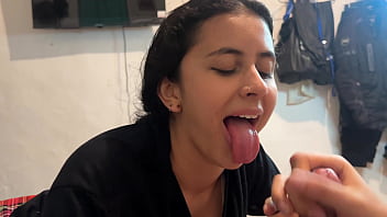 la mujer de mi mejor amigo se traga mi verga completa cuando quedamos a solas