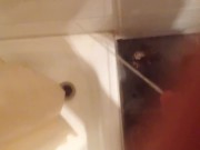 Heimlich in die Dusche gepisst