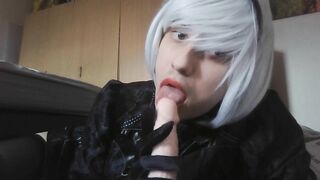 Tender lips caress the penis, what would you do if it was yours? 2B cosplay