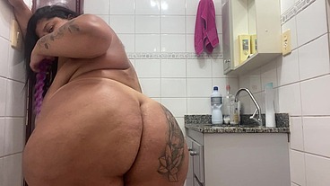 No banheiro de casa colocando bolinhas no cuzinho - Mary Jhuana