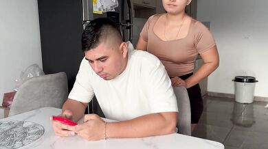 HERMANASTRA QUIERE SEXO EN LA COCINA